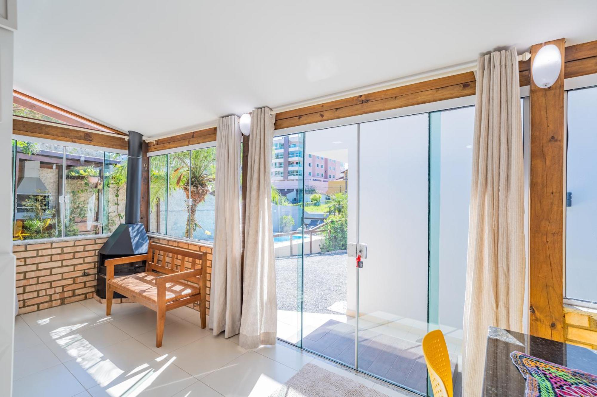 Residencial Com Piscina Possui Jacuzzi Aquecida Com Hidromassagem Bombinhas Exterior foto