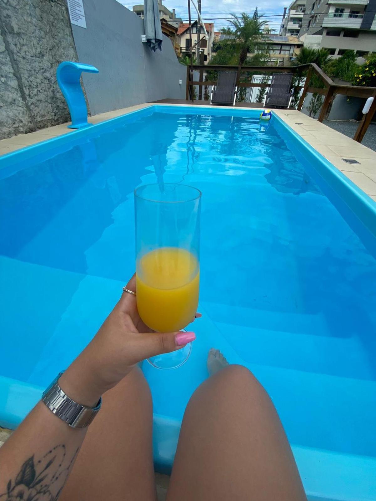 Residencial Com Piscina Possui Jacuzzi Aquecida Com Hidromassagem Bombinhas Exterior foto
