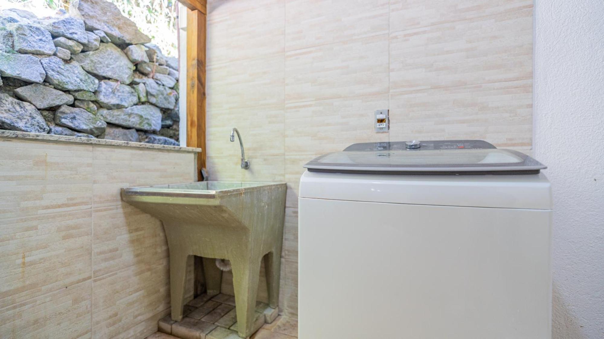Residencial Com Piscina Possui Jacuzzi Aquecida Com Hidromassagem Bombinhas Exterior foto
