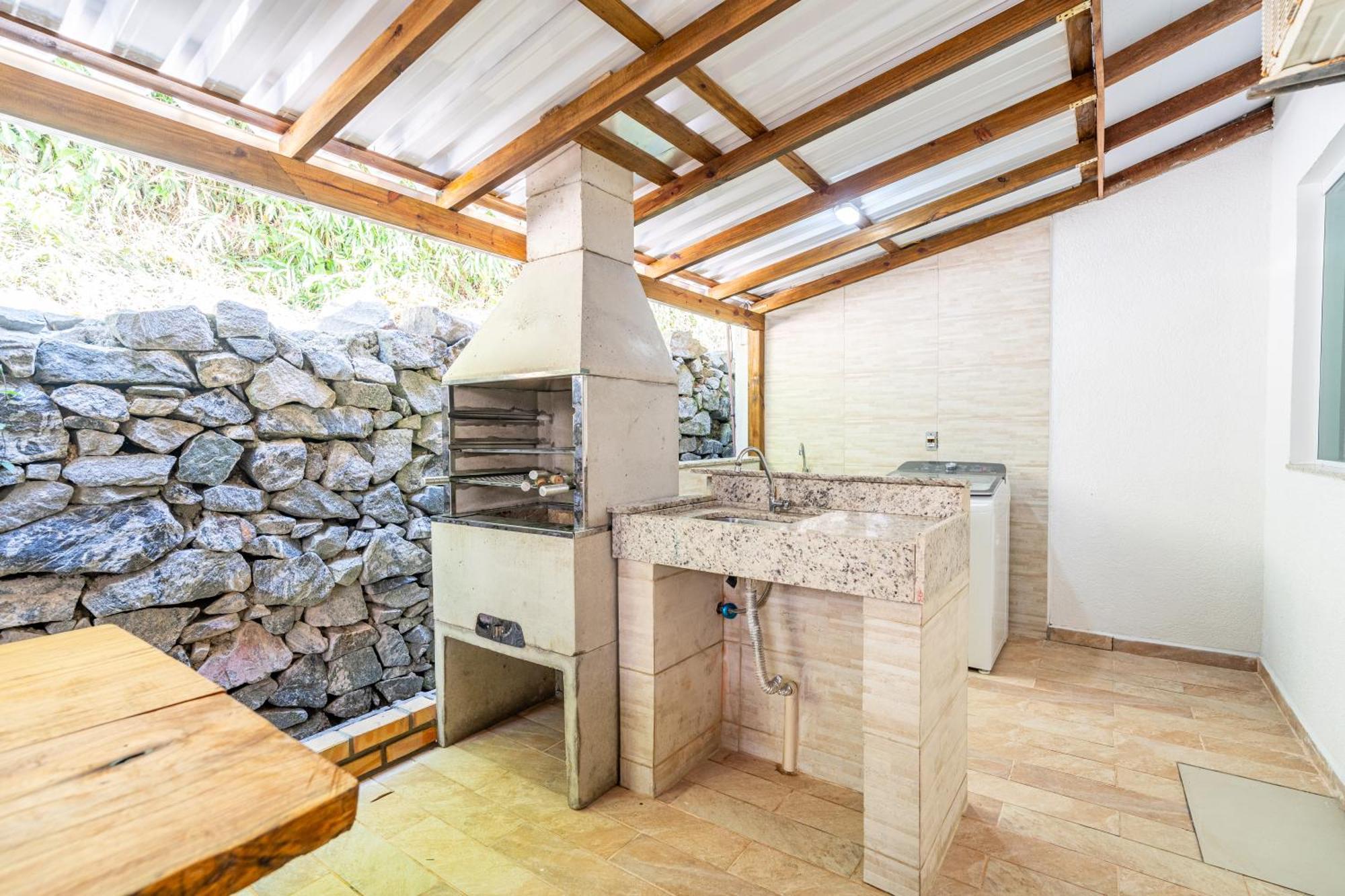 Residencial Com Piscina Possui Jacuzzi Aquecida Com Hidromassagem Bombinhas Exterior foto