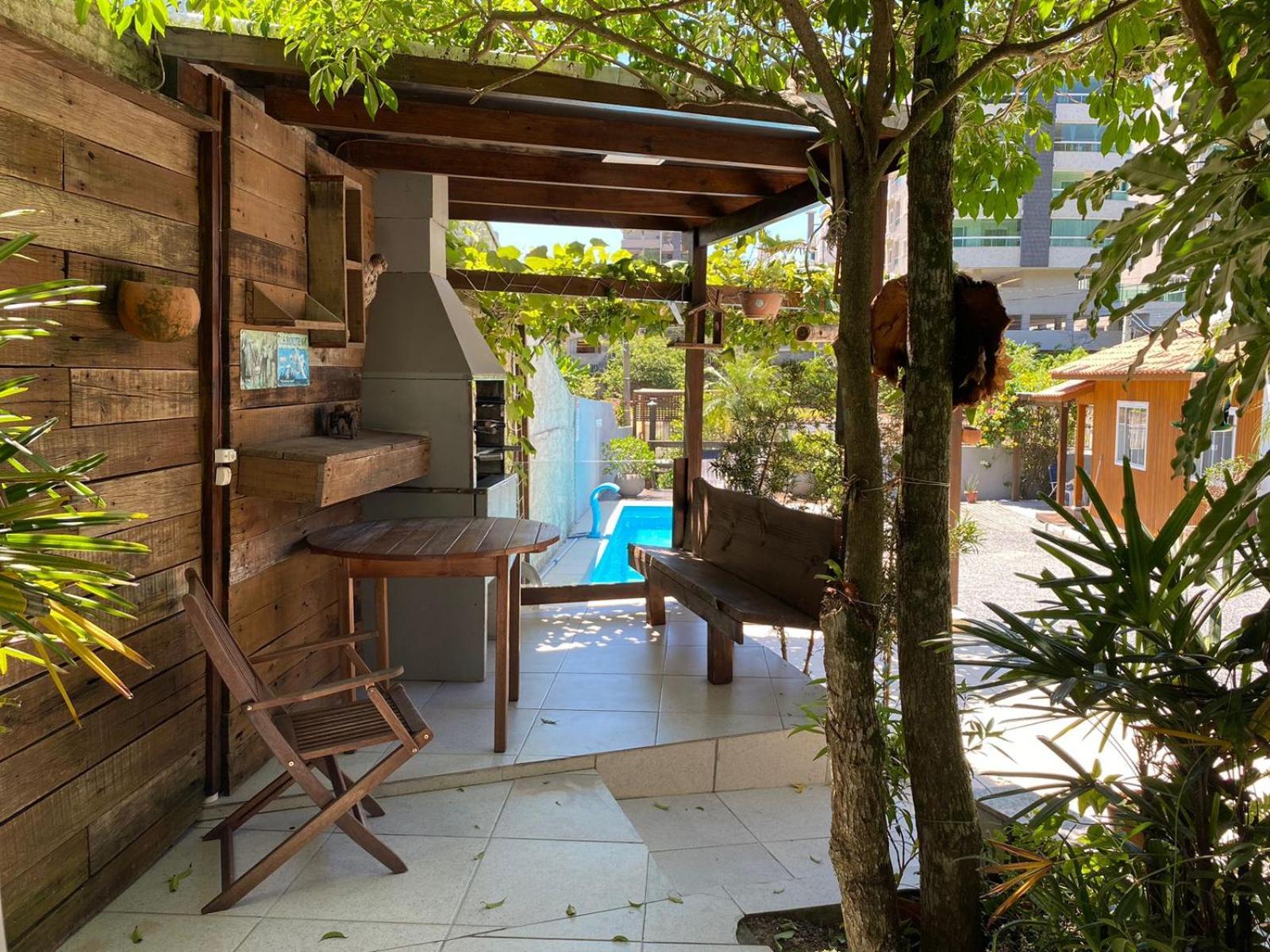 Residencial Com Piscina Possui Jacuzzi Aquecida Com Hidromassagem Bombinhas Exterior foto