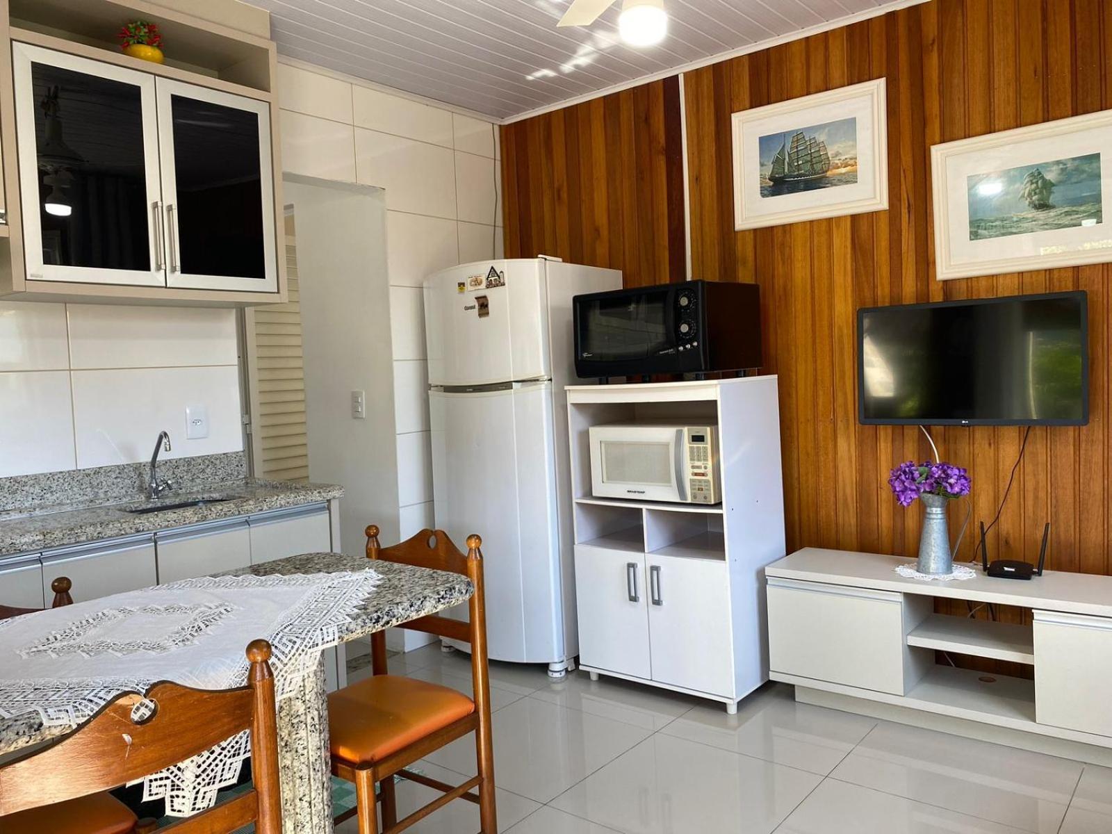 Residencial Com Piscina Possui Jacuzzi Aquecida Com Hidromassagem Bombinhas Exterior foto