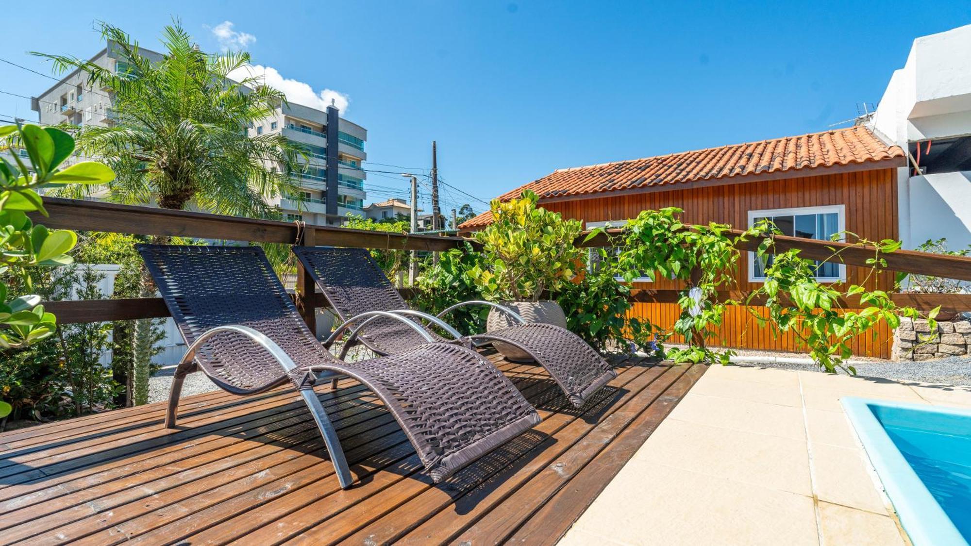 Residencial Com Piscina Possui Jacuzzi Aquecida Com Hidromassagem Bombinhas Exterior foto