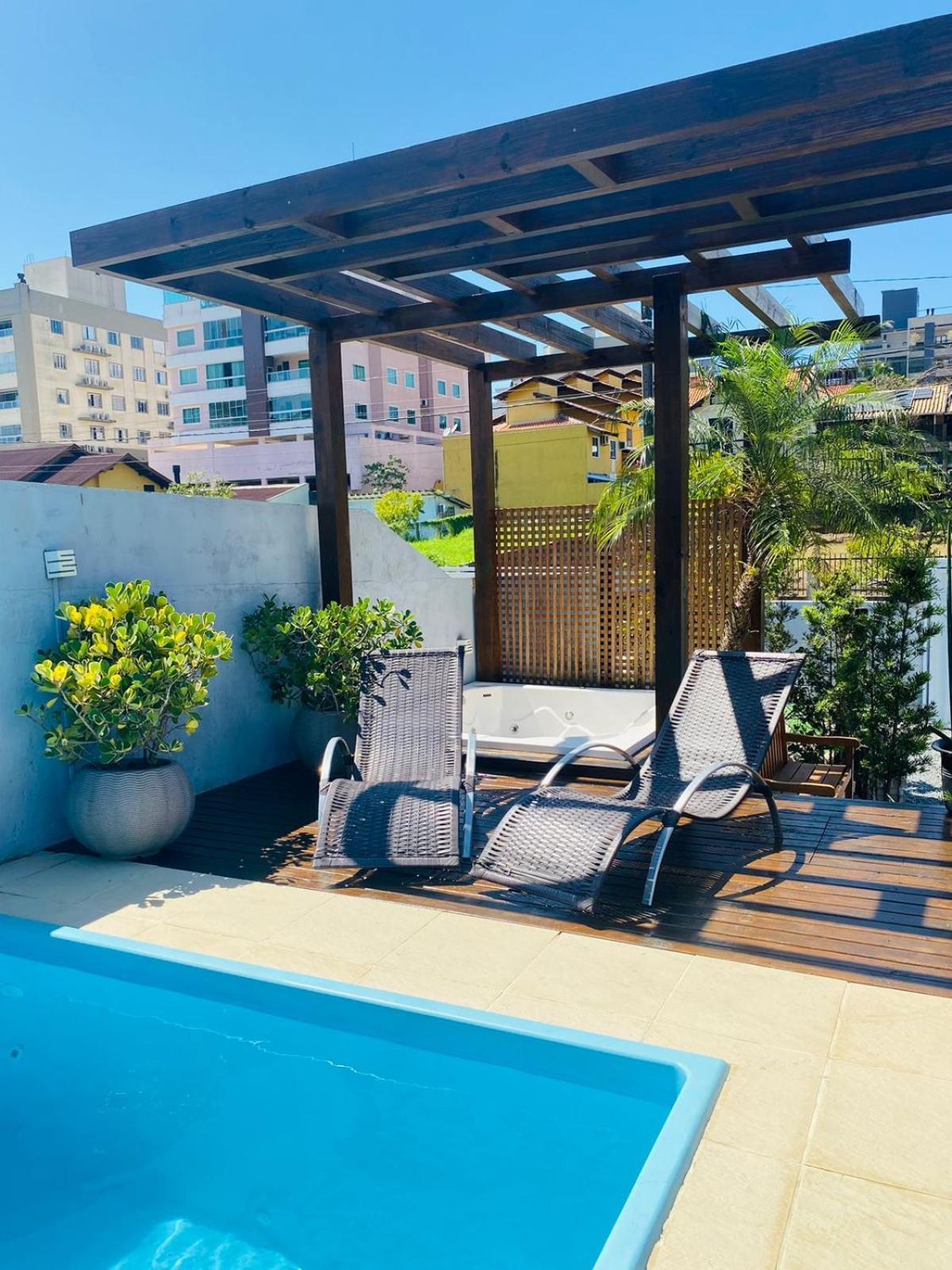 Residencial Com Piscina Possui Jacuzzi Aquecida Com Hidromassagem Bombinhas Exterior foto