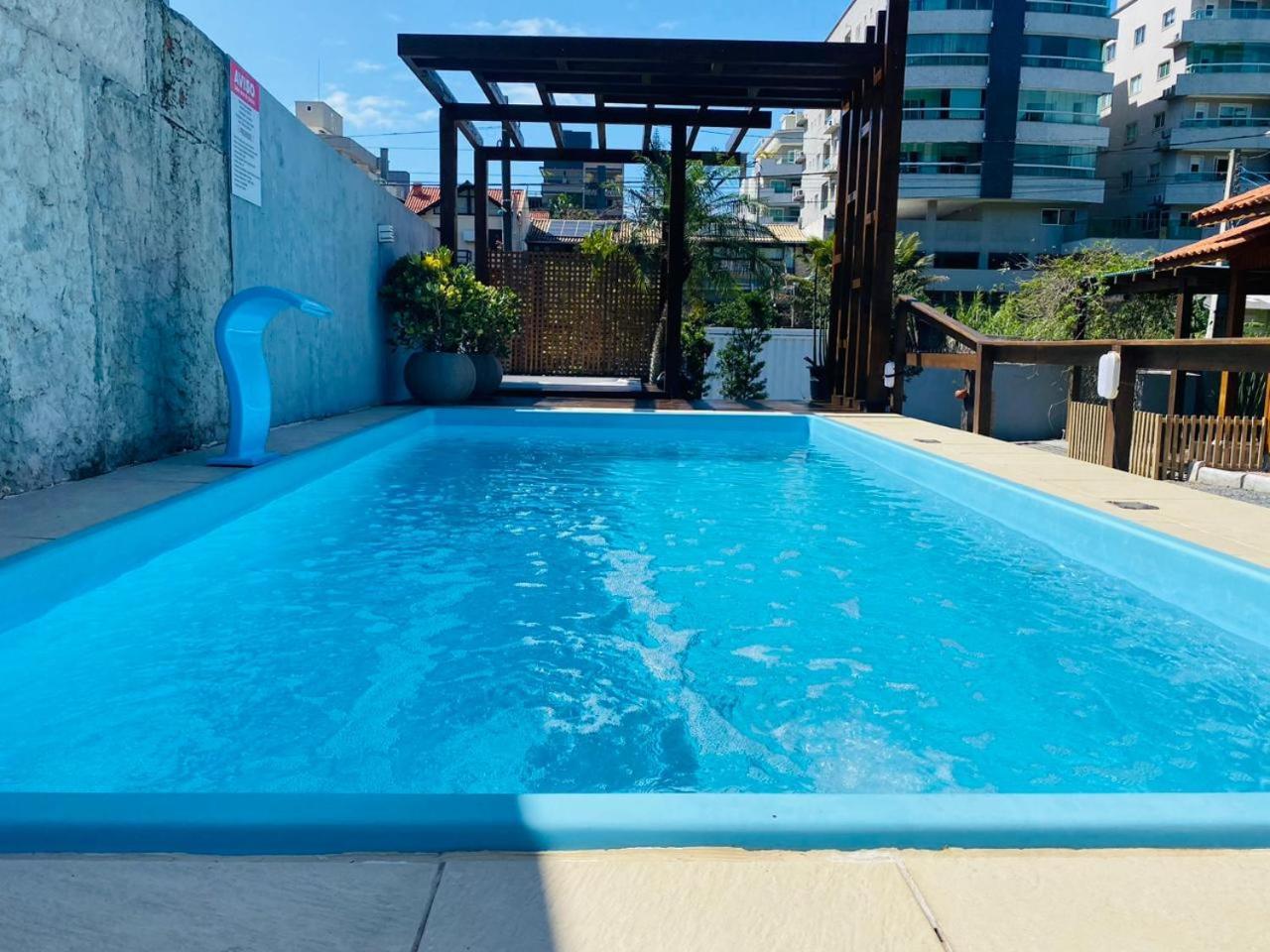 Residencial Com Piscina Possui Jacuzzi Aquecida Com Hidromassagem Bombinhas Exterior foto