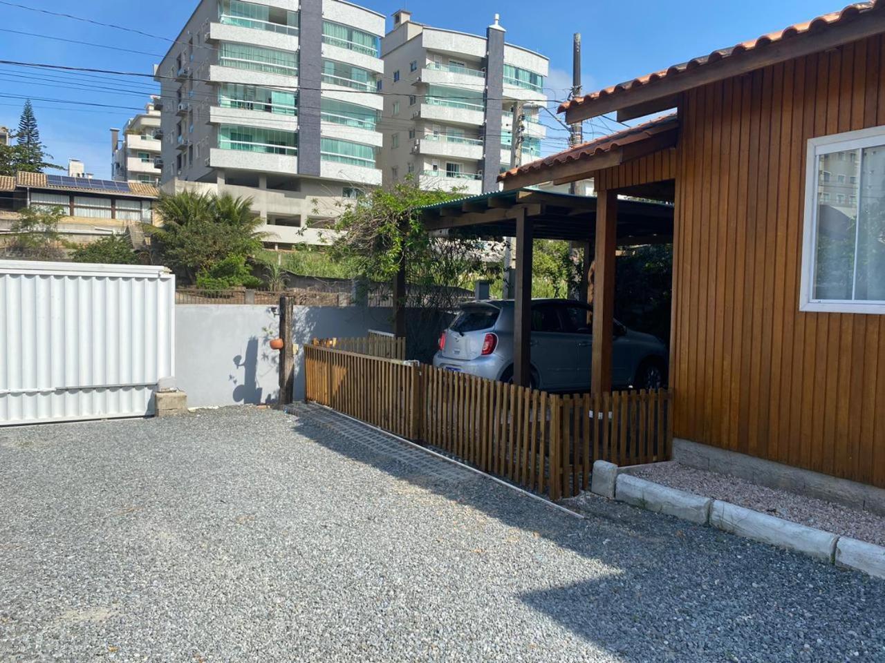 Residencial Com Piscina Possui Jacuzzi Aquecida Com Hidromassagem Bombinhas Exterior foto