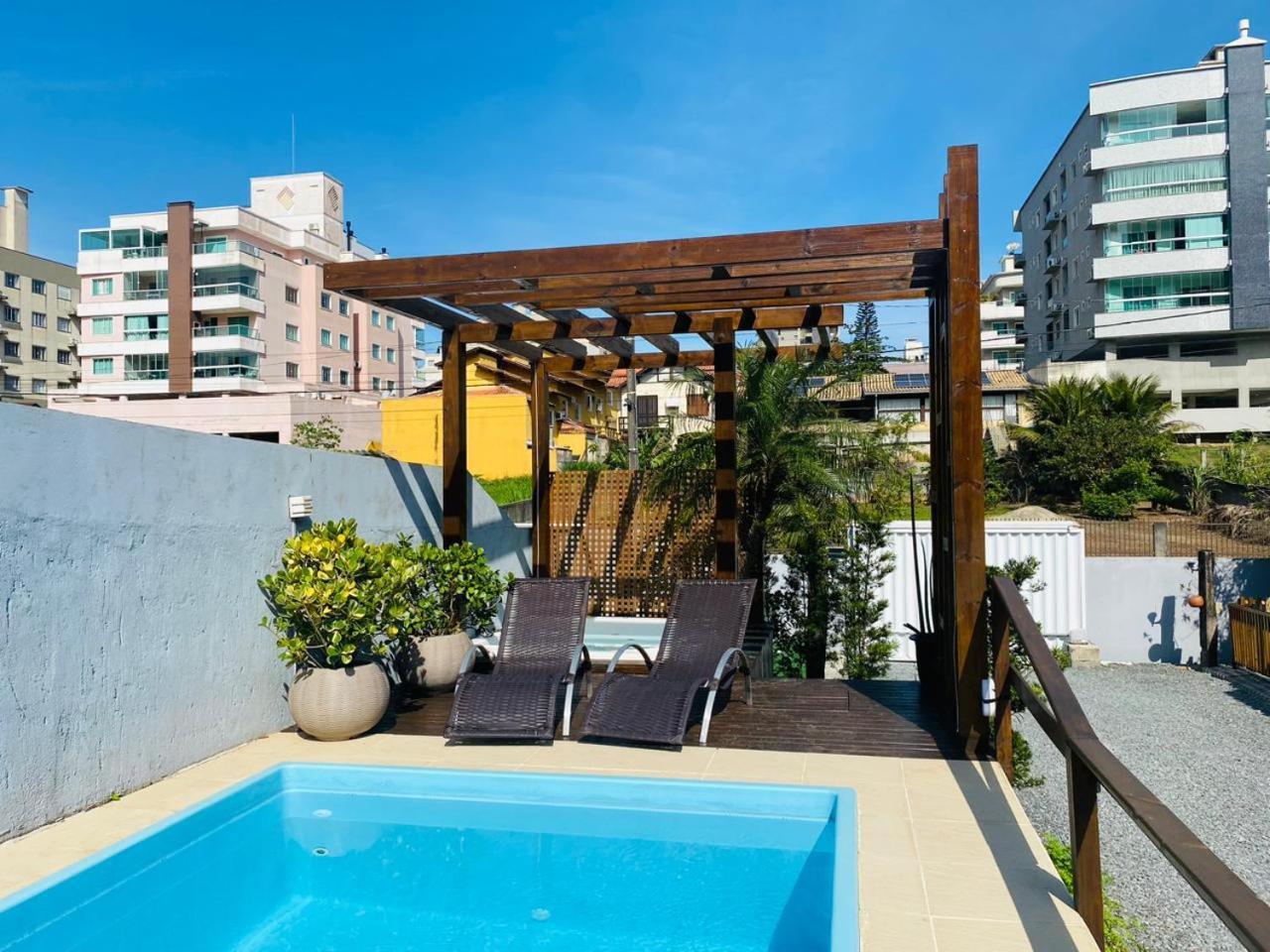 Residencial Com Piscina Possui Jacuzzi Aquecida Com Hidromassagem Bombinhas Exterior foto