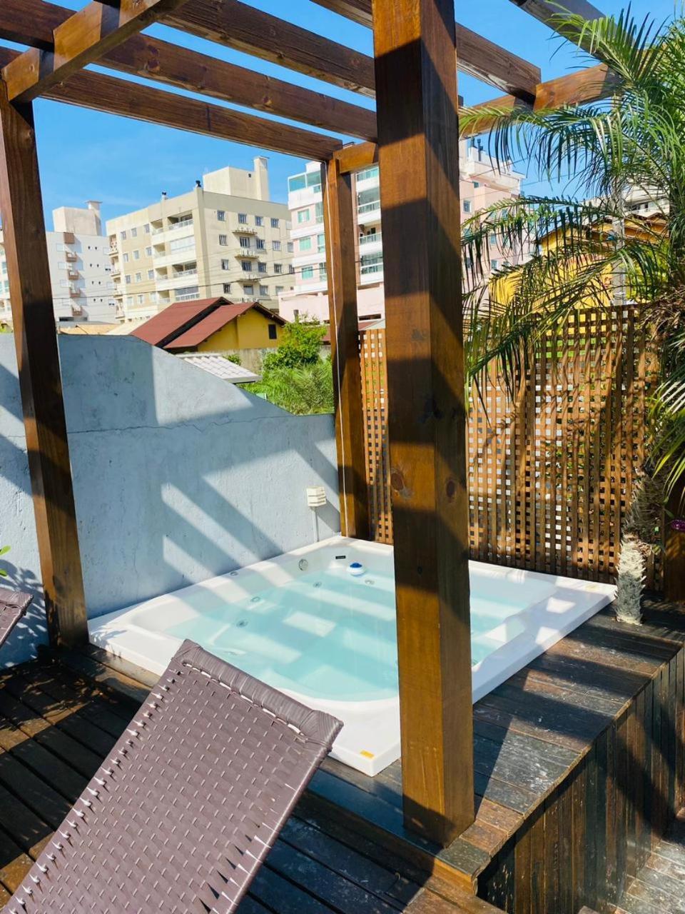 Residencial Com Piscina Possui Jacuzzi Aquecida Com Hidromassagem Bombinhas Exterior foto