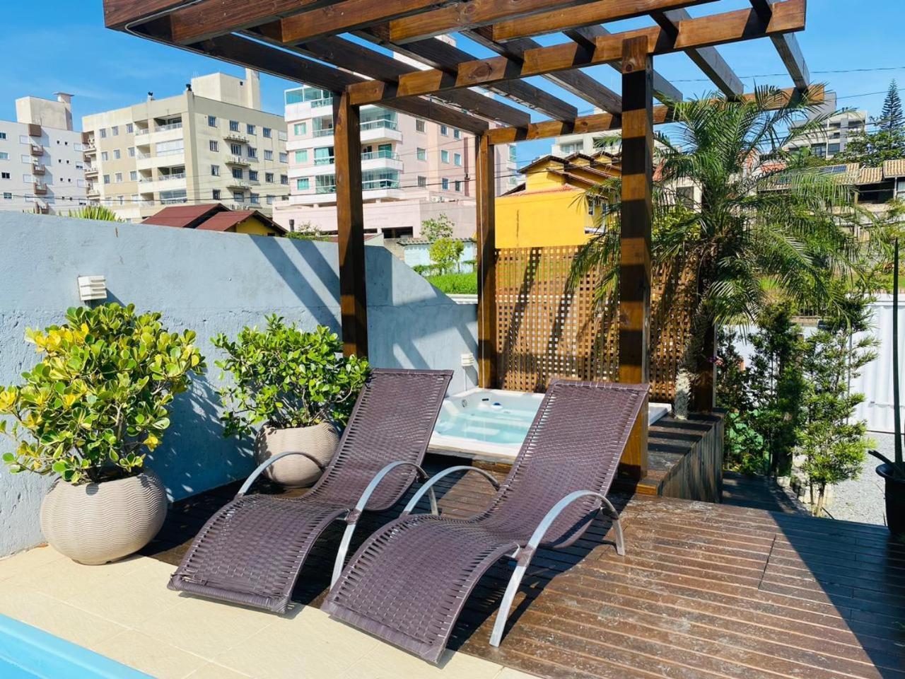 Residencial Com Piscina Possui Jacuzzi Aquecida Com Hidromassagem Bombinhas Exterior foto