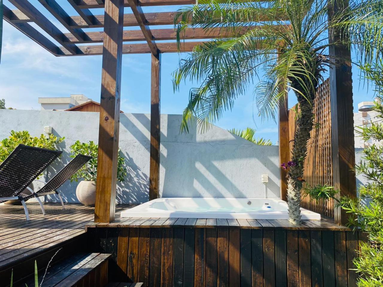 Residencial Com Piscina Possui Jacuzzi Aquecida Com Hidromassagem Bombinhas Exterior foto