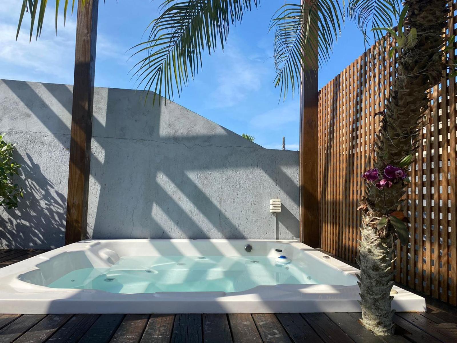 Residencial Com Piscina Possui Jacuzzi Aquecida Com Hidromassagem Bombinhas Exterior foto