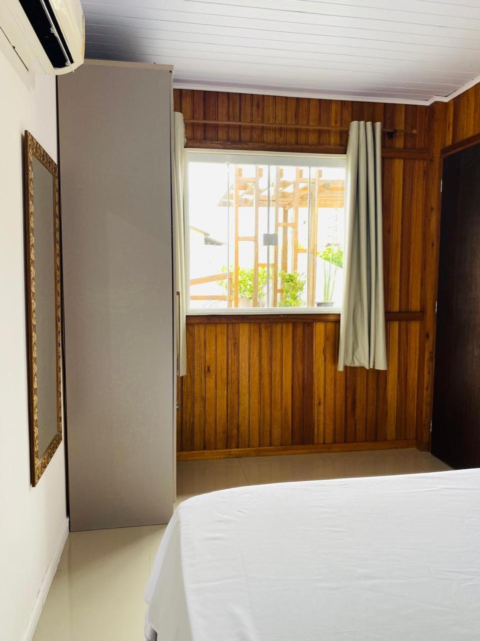 Residencial Com Piscina Possui Jacuzzi Aquecida Com Hidromassagem Bombinhas Exterior foto