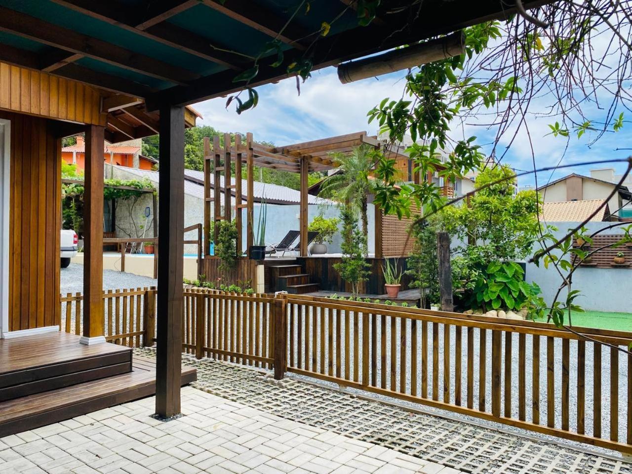 Residencial Com Piscina Possui Jacuzzi Aquecida Com Hidromassagem Bombinhas Exterior foto