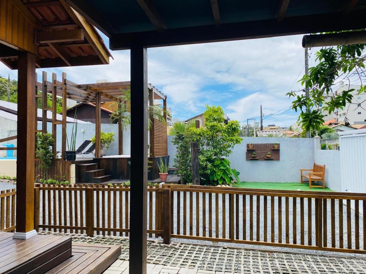 Residencial Com Piscina Possui Jacuzzi Aquecida Com Hidromassagem Bombinhas Exterior foto