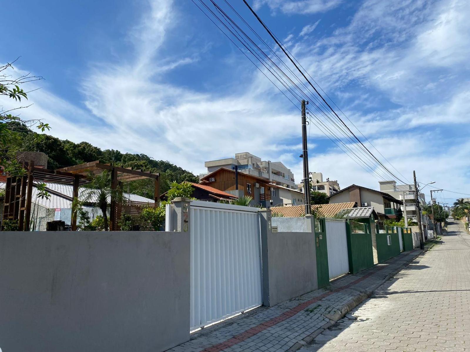 Residencial Com Piscina Possui Jacuzzi Aquecida Com Hidromassagem Bombinhas Exterior foto