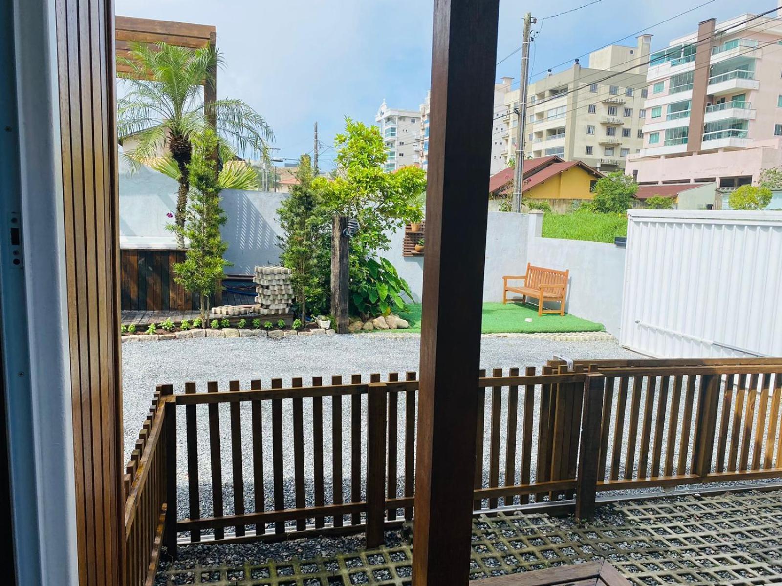 Residencial Com Piscina Possui Jacuzzi Aquecida Com Hidromassagem Bombinhas Exterior foto