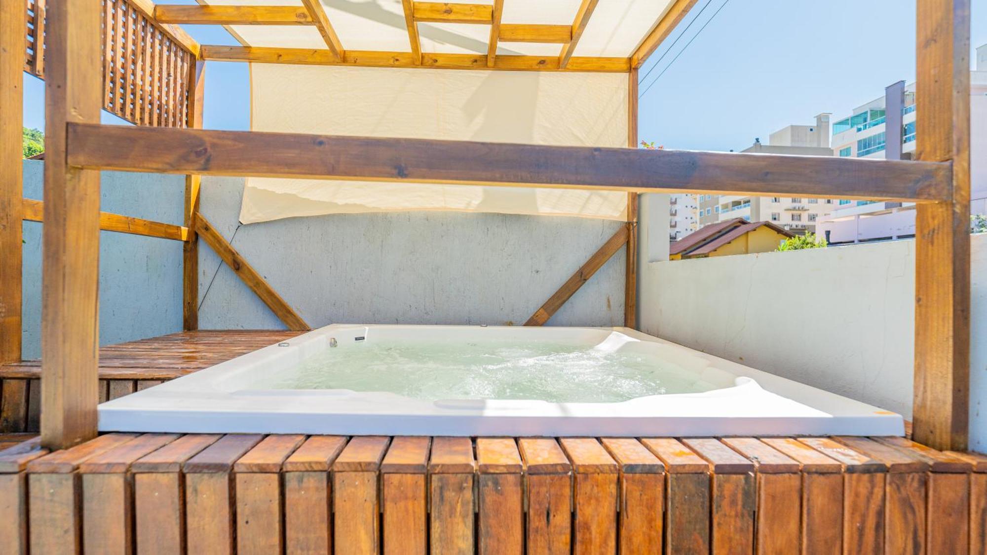 Residencial Com Piscina Possui Jacuzzi Aquecida Com Hidromassagem Bombinhas Exterior foto