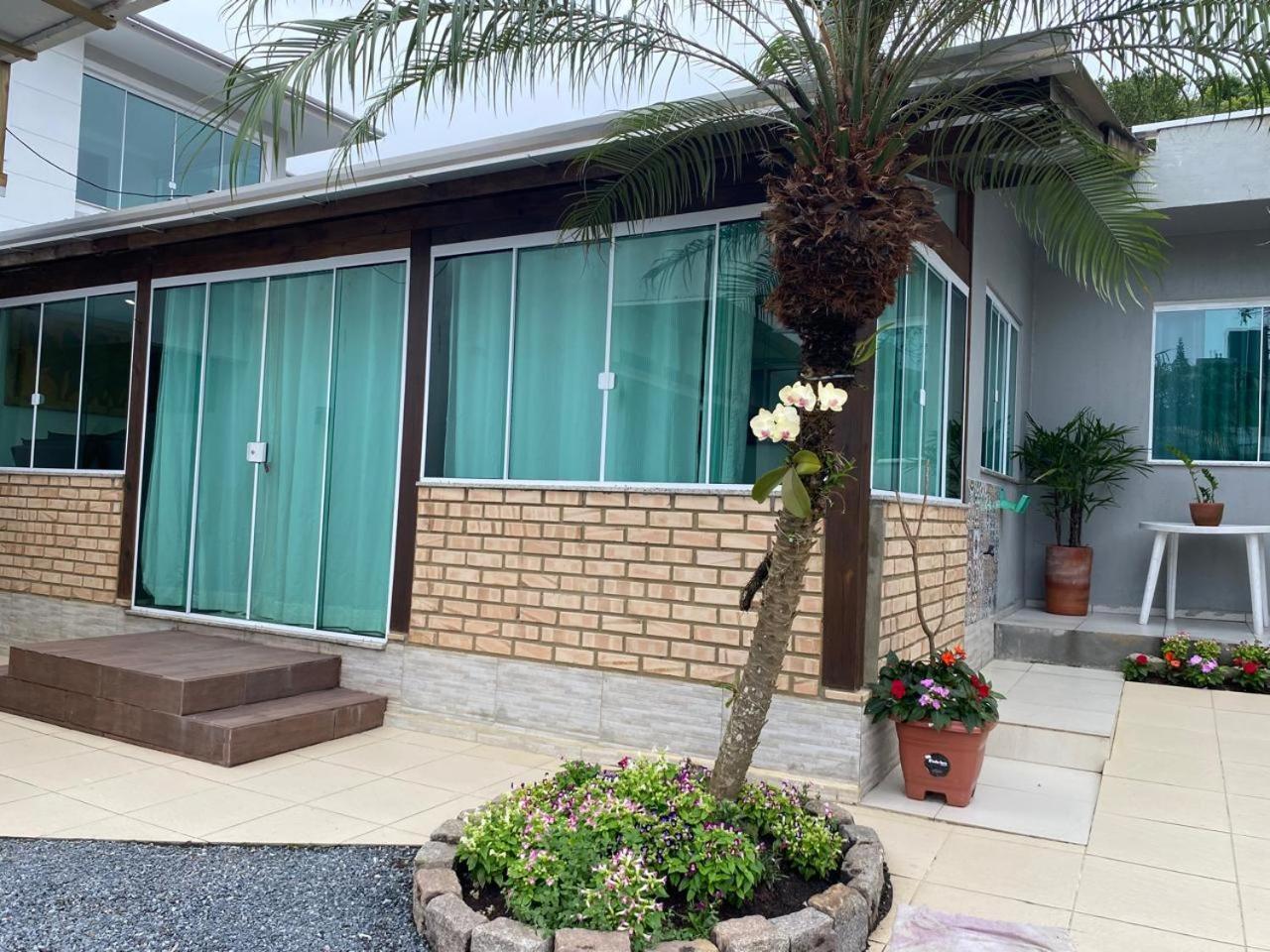 Residencial Com Piscina Possui Jacuzzi Aquecida Com Hidromassagem Bombinhas Exterior foto
