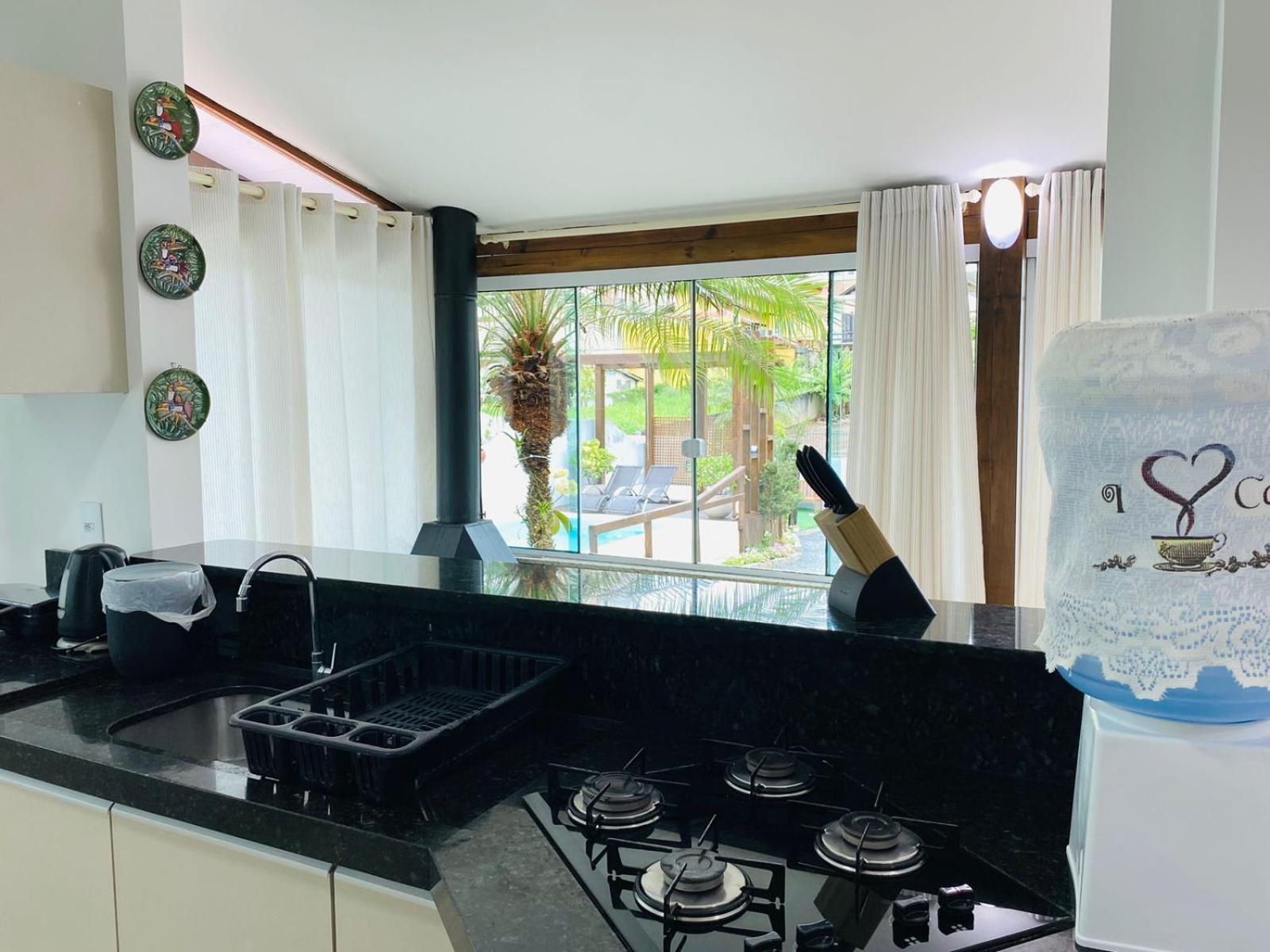 Residencial Com Piscina Possui Jacuzzi Aquecida Com Hidromassagem Bombinhas Exterior foto