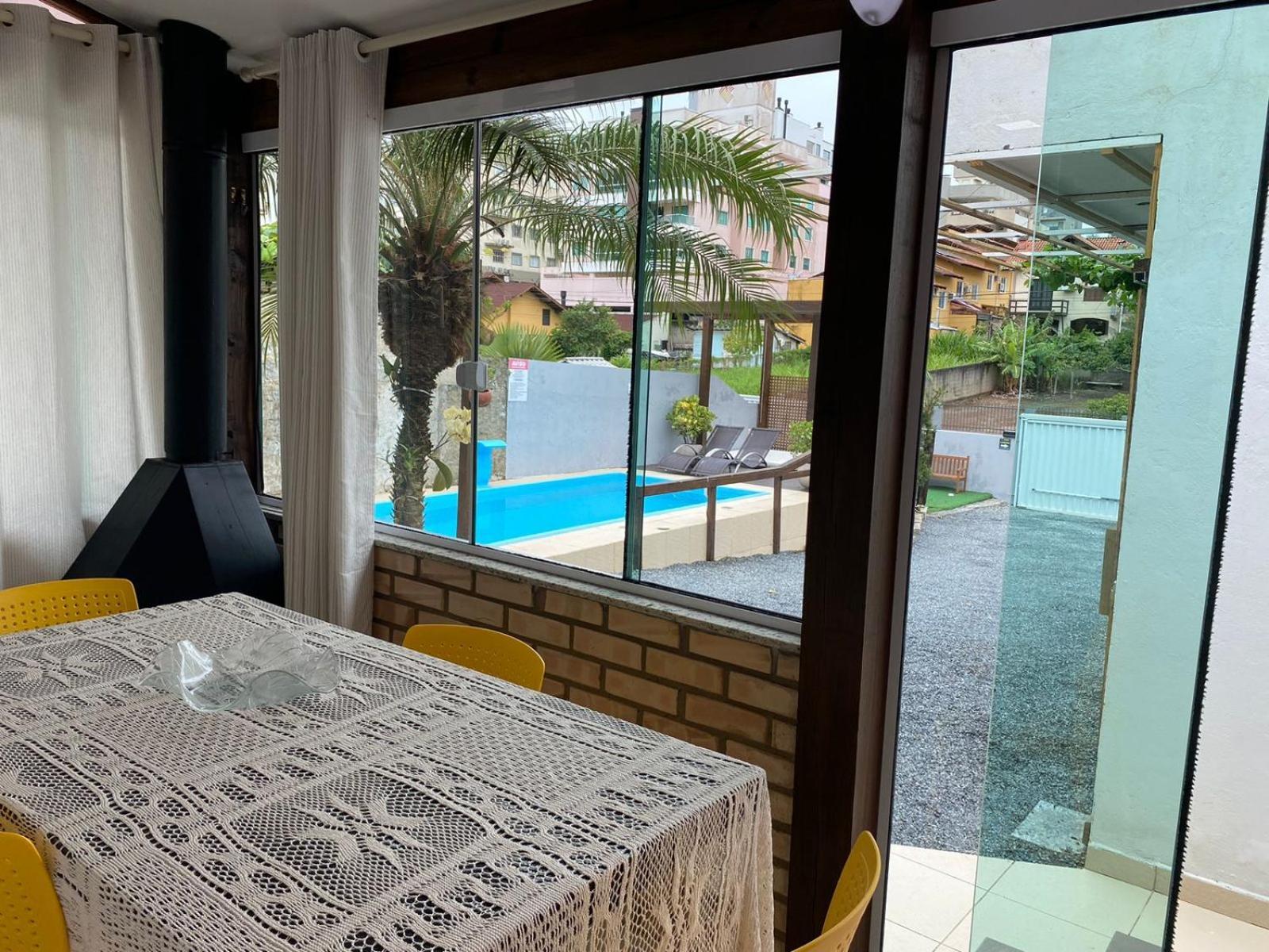 Residencial Com Piscina Possui Jacuzzi Aquecida Com Hidromassagem Bombinhas Exterior foto