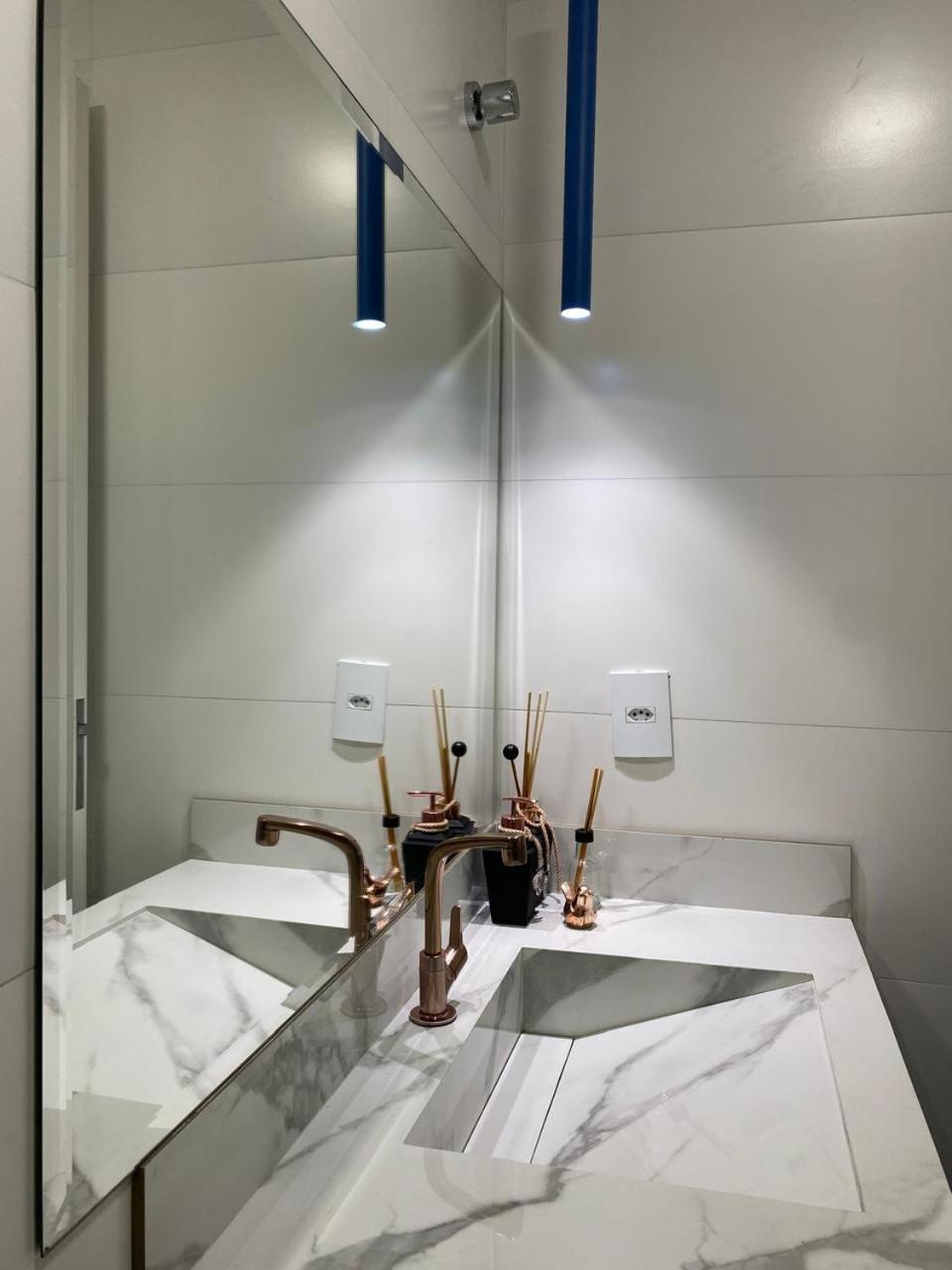 Residencial Com Piscina Possui Jacuzzi Aquecida Com Hidromassagem Bombinhas Exterior foto