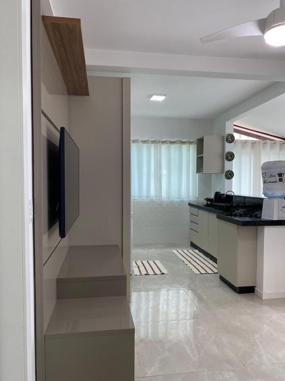 Residencial Com Piscina Possui Jacuzzi Aquecida Com Hidromassagem Bombinhas Exterior foto