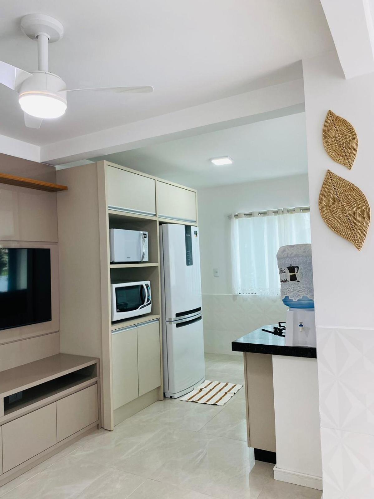 Residencial Com Piscina Possui Jacuzzi Aquecida Com Hidromassagem Bombinhas Exterior foto