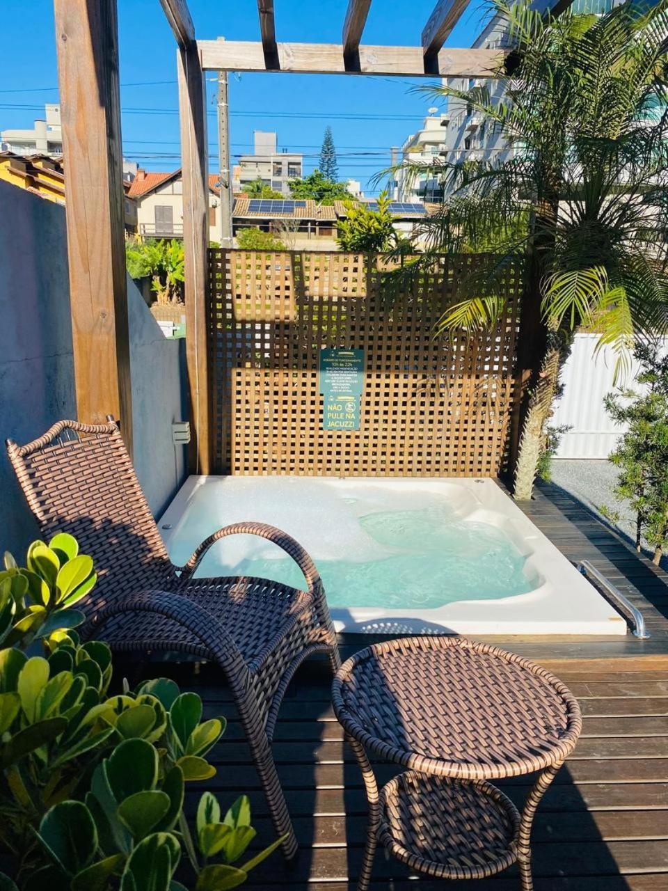 Residencial Com Piscina Possui Jacuzzi Aquecida Com Hidromassagem Bombinhas Exterior foto