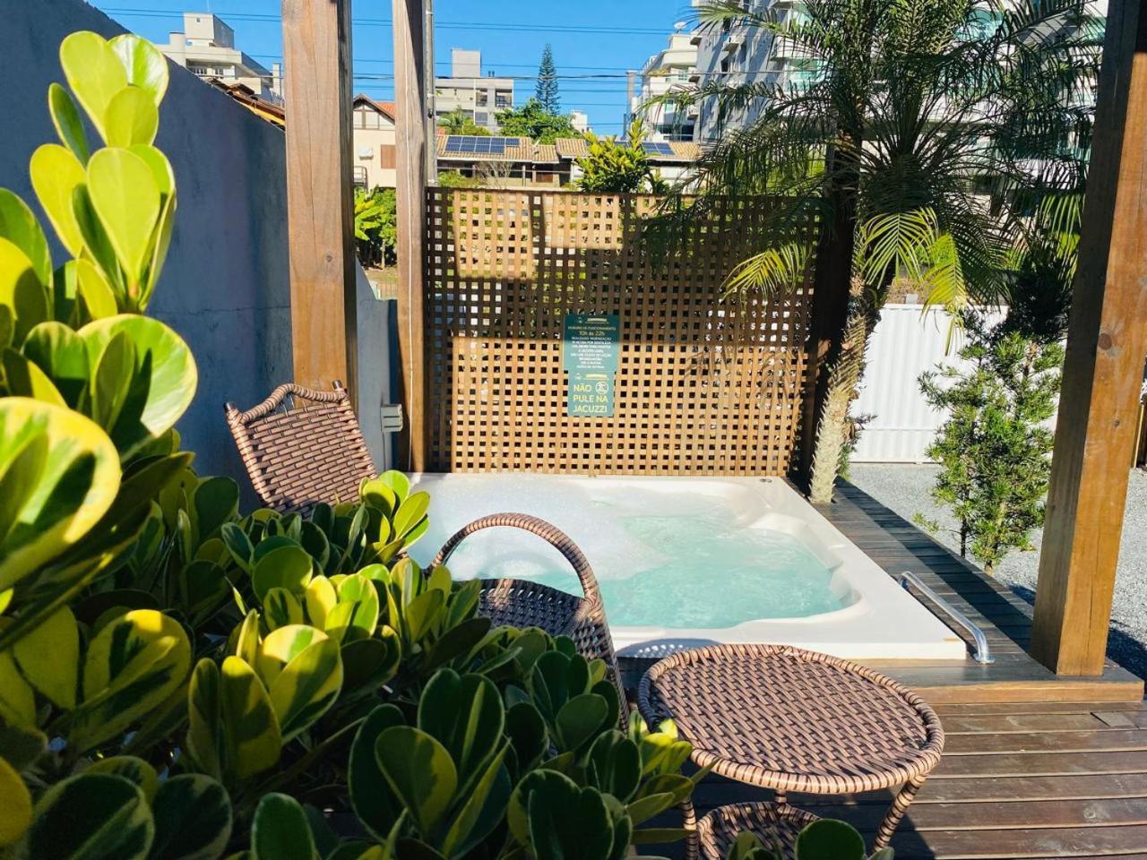 Residencial Com Piscina Possui Jacuzzi Aquecida Com Hidromassagem Bombinhas Exterior foto